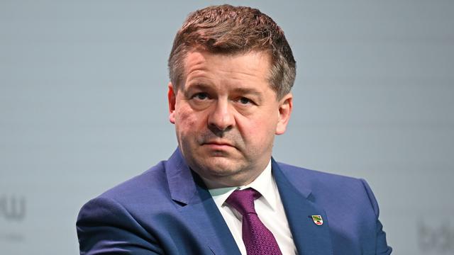 شولتسه به نفع «سقف مالیاتی برای سوخت»