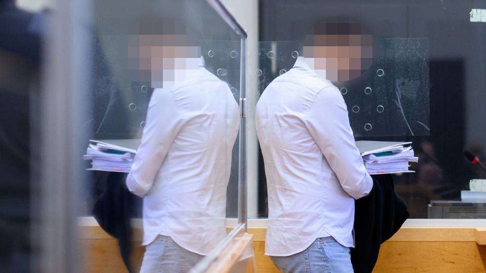 دادستان فاسد باید بازداشت شود.