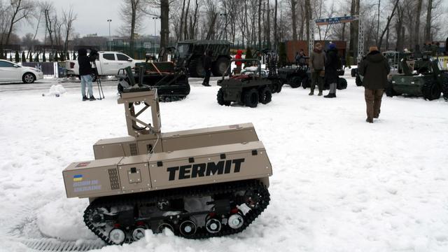 آنها مهمات را منتقل می‌کنند و مجروحان را تخلیه می‌کنند.
