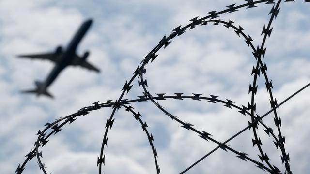 EPP با احزاب راست افراطی برای قوانین سخت گیرانه تر پناهندگی رأی می دهد