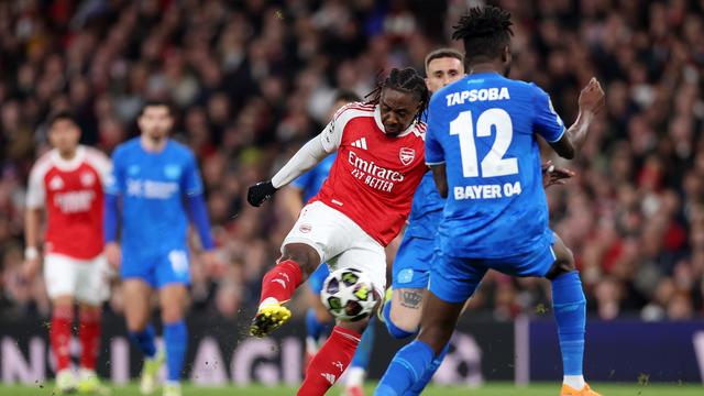 Arsenals Eberechi Eze (l.) schießt den Ball