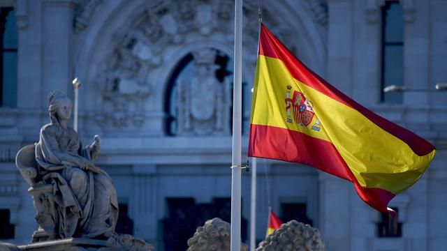 Die spanische Flagge weht am ersten Tag der offiziellen 10 Tage der öffentlichen Trauer in Madrid am Halbmast. - Spanien wird 10 Tage lang offiziell um die Opfer der Coronavirus-Epidemie trauern, bei der bisher mehr als 27.000 Menschen ums Leben kamen.