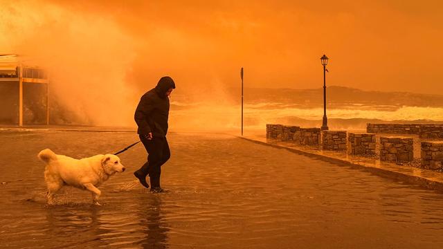 طوفان ها و گرد و غبار صحرا مشکلاتی ایجاد می کنند