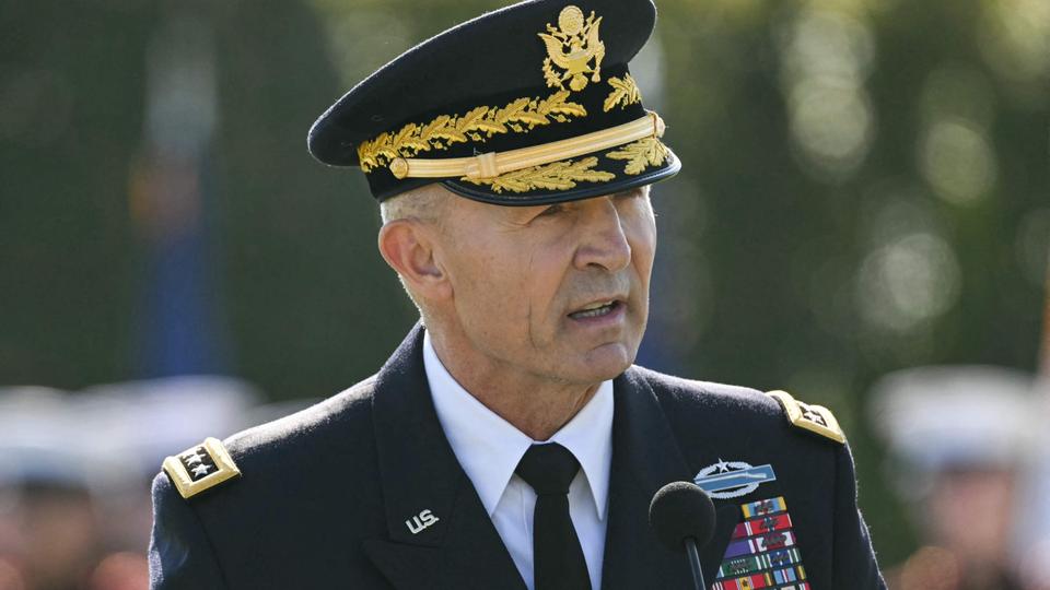 هگست ژنرال مهمی را به استعفا تشویق می کند